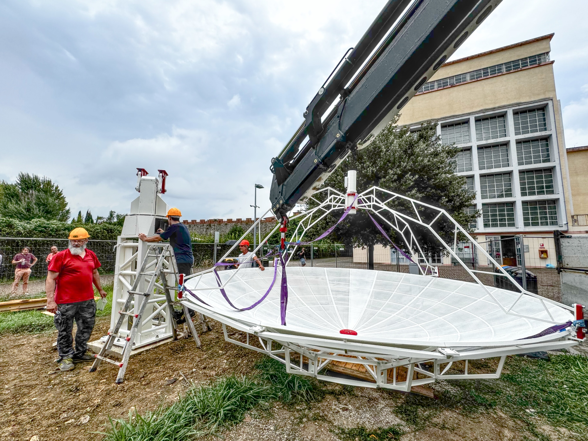 SPIDER 500A MarkII radio telescope for 1420 MHz radio astronomy installed in University of Pisa