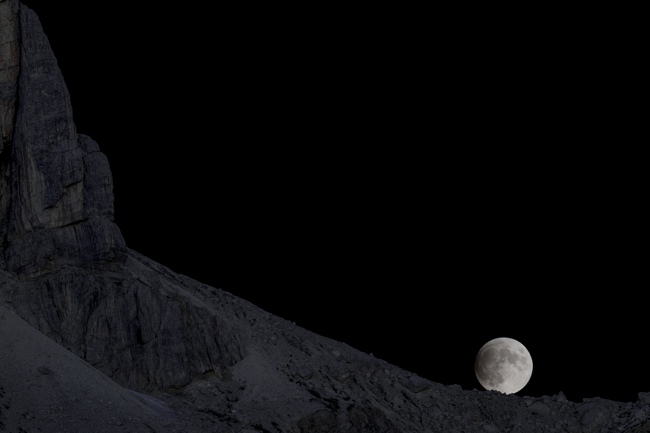 Eclisse di Luna delle Dolomiti con Borg 90FL: l'immagine fonale della Luna parzialmente eclissata che sorge dalle Dolomiti